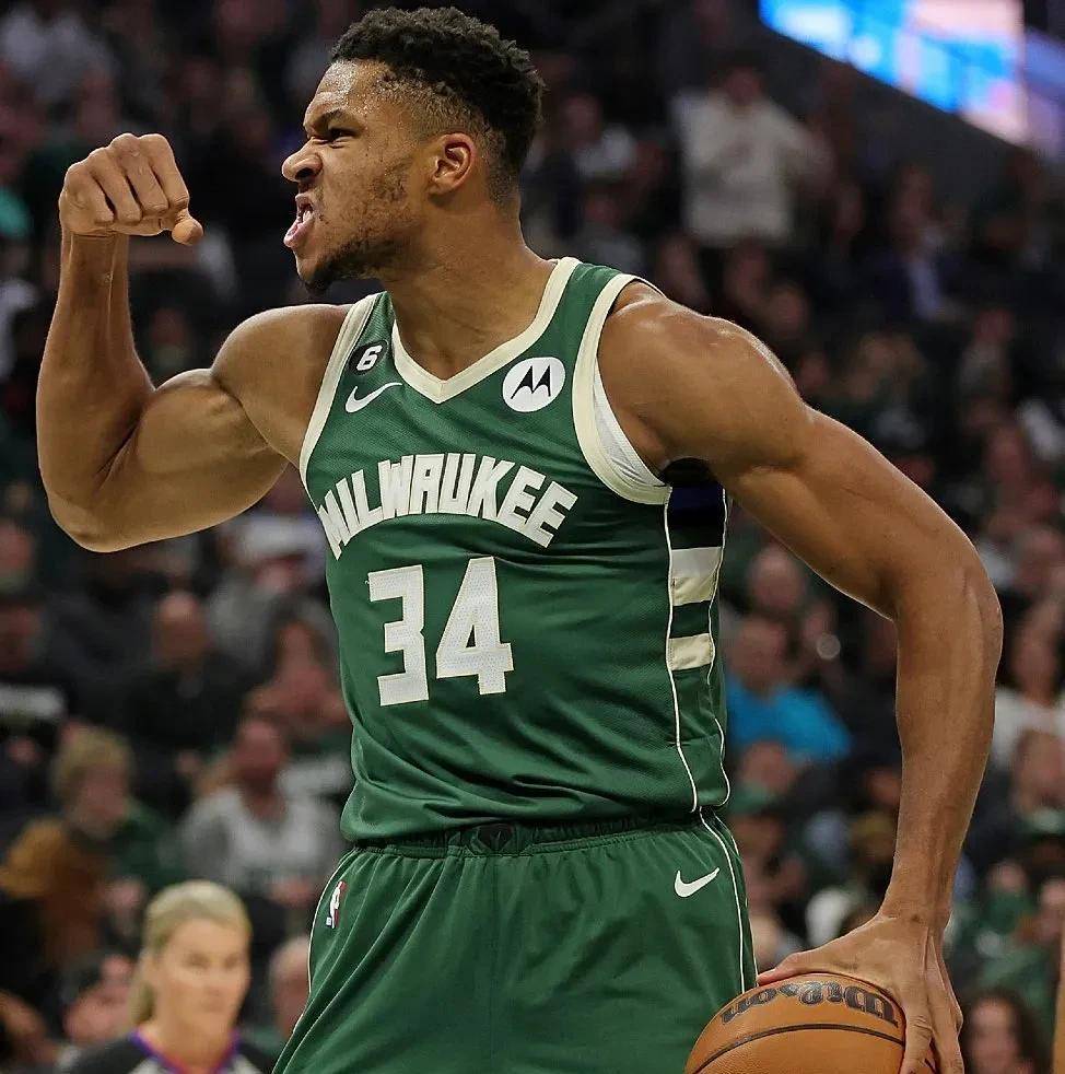 九游体育官网-战术调整引发热议！，字母哥在切尔西比赛中重要助攻赢得满堂喝彩(费内巴切阵容调整)